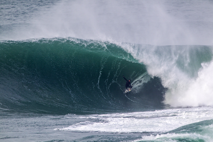 Aileen's: a reef break that produces a fast and dangerous barreling wave | Photo: Red Bull