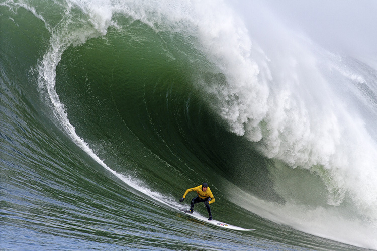 Mavericks: getting barreled often means risking lives | Photo: Briano/WSL