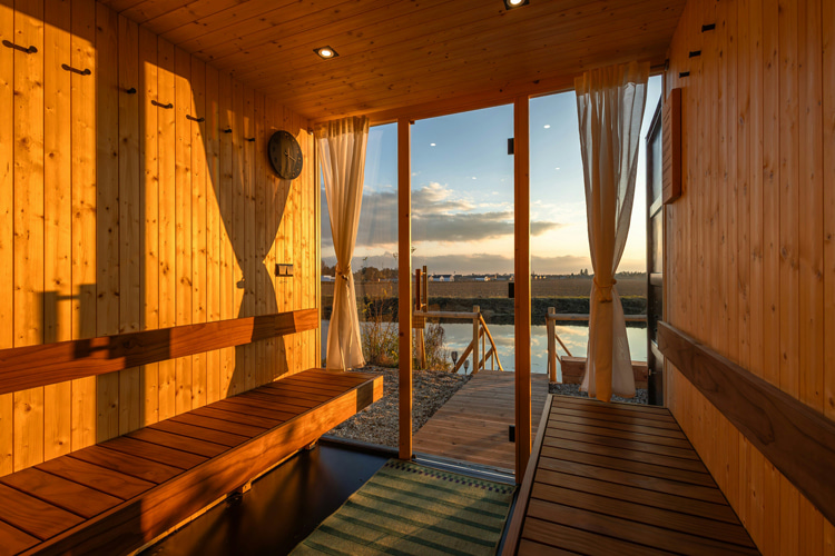 Sauna by the beach: take a cold water plunge after a 15-minute sauna session | Photo: Kubica/Creative Commons