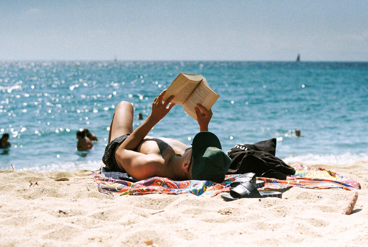 Surf books: read, explore, and learn more about the history and science of surfing | Photo: Chismorie/Creative Commons