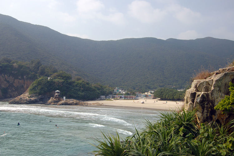 Big Wave Bay Beach: one of the 42 Hong Kong beaches where surfing is a crime | Photo: Young/Creative Commons