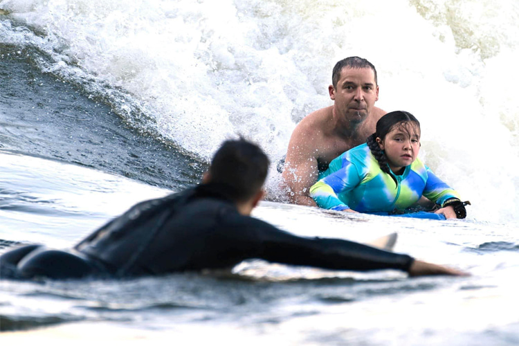 Carlos Hebert: sharing the stoke with his daughter | Photo: Hebert Archive