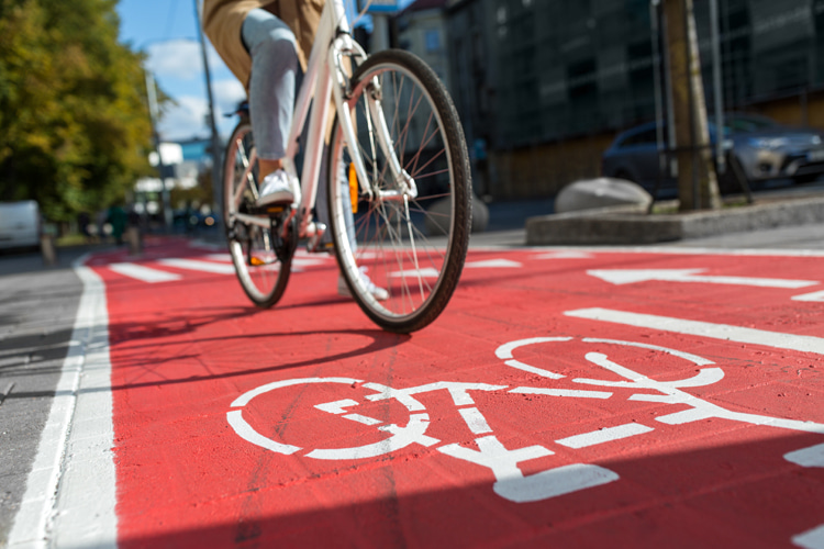 Biking: whenever you can, ride it to the supermarket or to work | Photo: Shutterstock