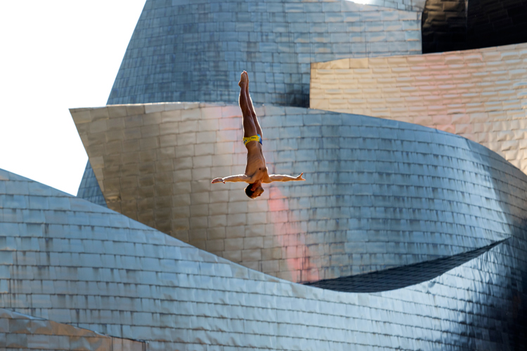 Diving: not a water sport acrophobics | Photo: Red Bull