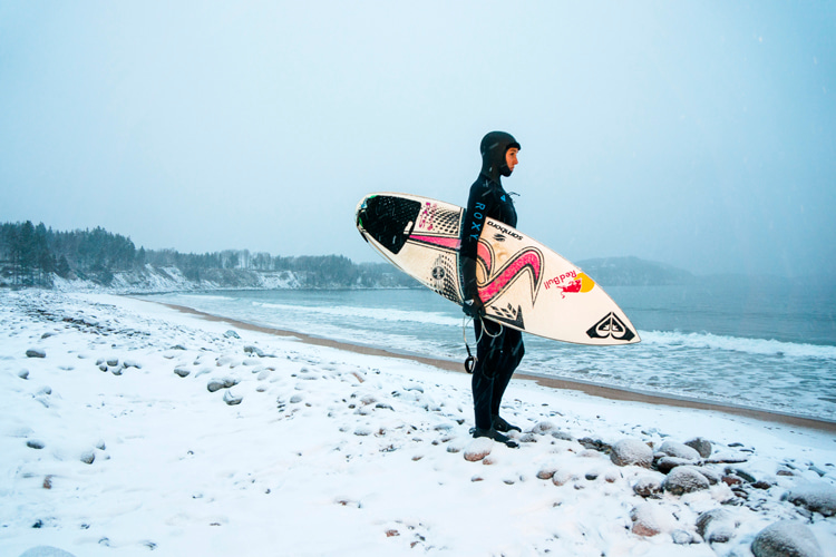 Cold water surfing: there are ways to make it more comfortable and less extreme | Photo: Red Bull