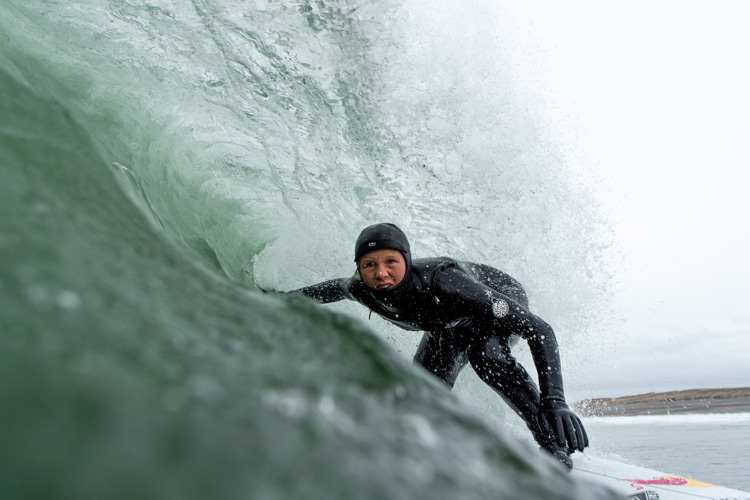 Winter: a good thick wetsuit is mandatory if you're surfing in low air and water temperatures | Photo: Red Bull