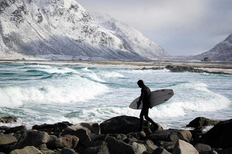 Cold water surfing: only a thick wetsuit protects against hypothermia | Photo: Shutterstock