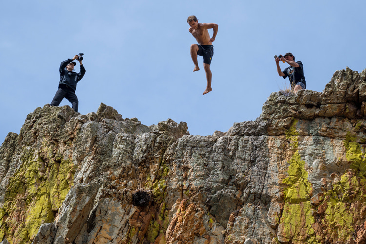 Côme Girardot: jumping from the La Cimbarra waterfall into the abyss | Photo: Smaragd Media