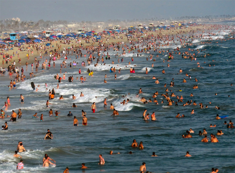 Beach: how can beachgoers and surfers co-exist safely? | Photo: Creative Commons