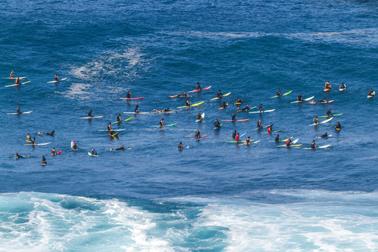 Crowded surf spots: taking turns is not always easy in breaks like this | Photo: Shutterstock