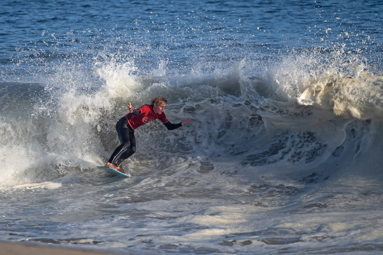 Dane Cameron: the skimboarder from Laguna Beach finds the barrel at Seabright Beach | Photo: Patino Mota