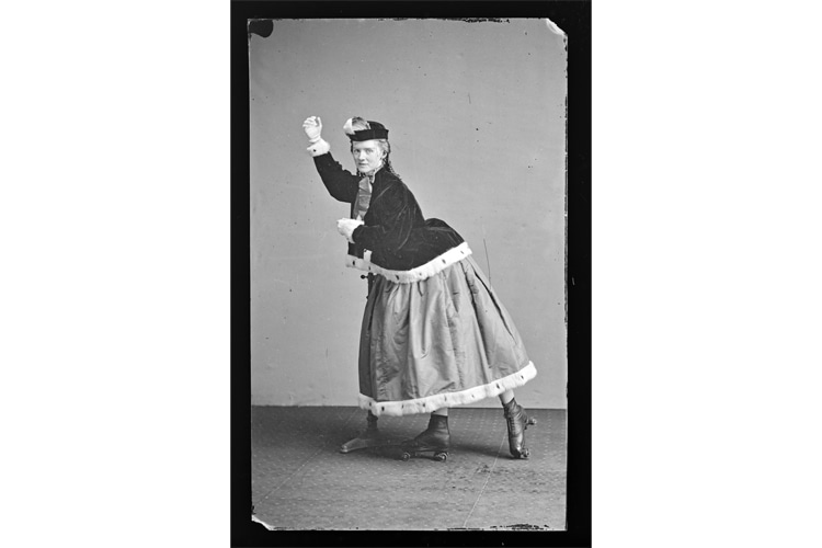 Roller skating circa 1860-1870: the early models were difficult to turn | Photo: Creative Commons