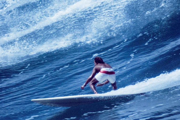 Eddie Aikau: he surfed Waimea Bay for the first time without a leash and for six consecutive hours