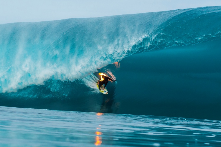 Jamie O'Brien: igniting Teahupoo | Photo: Red Bull