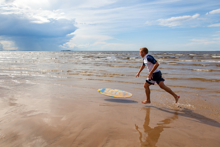 Flatland skimboarding: riders need shorter, poppier, and thinner boards | Photo: Shutterstock