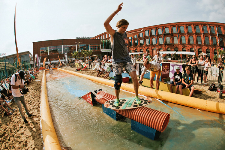 Flatland skimboarding: the inland version of wave skimming | Photo: Red Bull