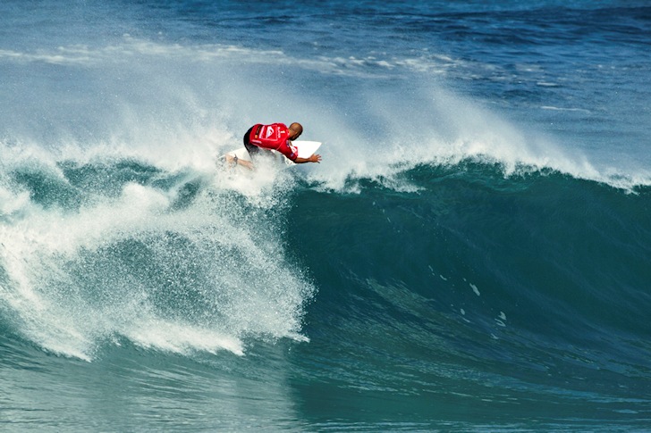 Floater: crouch on approach and make the swoop happen | Photo: Quiksilver/Chauché