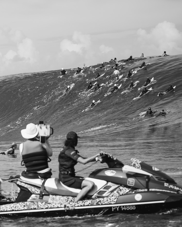 Teahupoo, Code Red: when it's big, it's always busy | Photo: Gaëtan Charlin