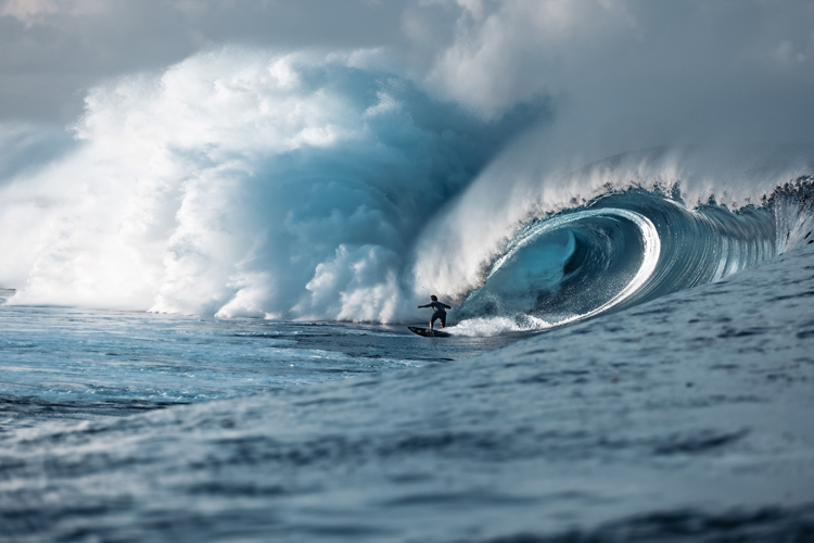 Teahupoo: photographer Gaëtan Charlin merged the energy of the outer and inner waves through contrast and a hint of light snow | Photo: Gaëtan Charlin/Red Bull Illume