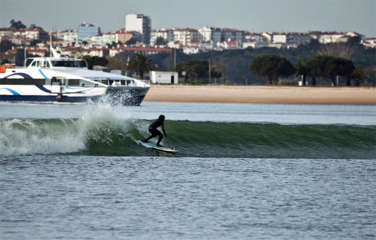 Gasoline: the wave generated by the catamaran that connects Barreiro and Lisbon in Portugal | Photo: Associação Gasoline