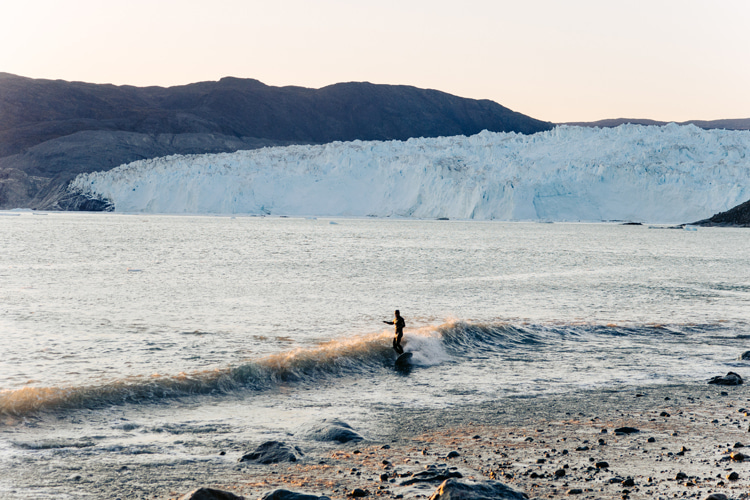 Ilulissat, Greenland: surfing a rare wave from a melting iceberg | Photo: Jorge Abian