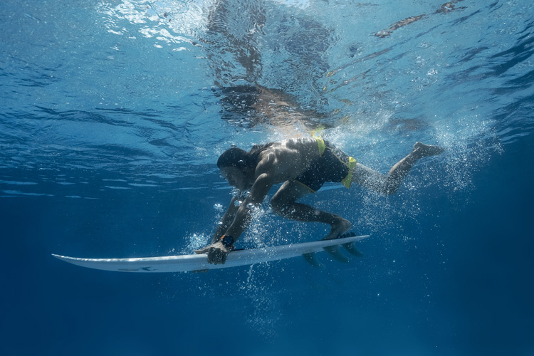 Duck diving: an essential skill that allows surfers to get past the breaking waves | Photo: Shutterstock