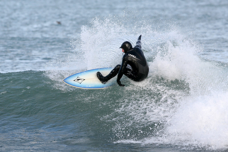 Iceland: you'll need a 6/5/4 mm wetsuit and additional neoprene protection to ride the Nordic waves | Photo: Dagur Brynjólfsson/Creative Commons