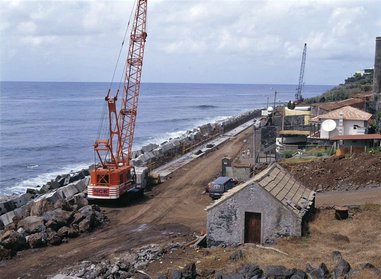 Jardim do Mar, circa 2003: the construction of the seawall gets underway | Photo: Will Henry/Save the Waves