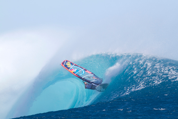 Jason Polakow: windsurfing at maxing Cloudbreak | Photo: Red Bull