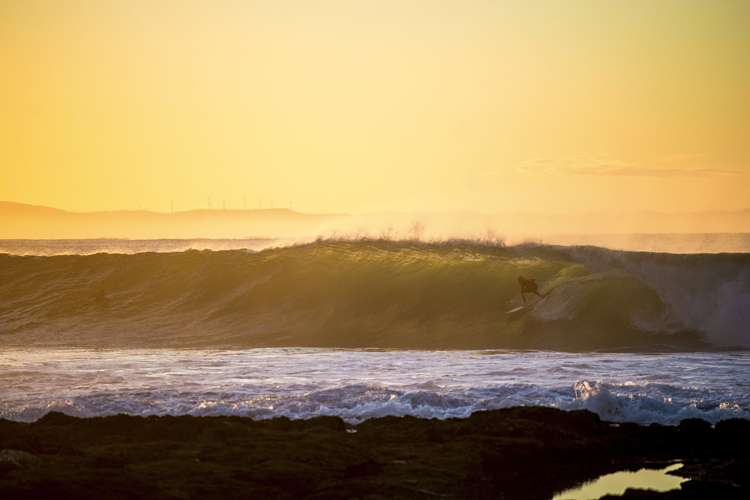 Jeffreys Bay: try your luck in the 1200-yard long wave ride | Photo: Red Bull