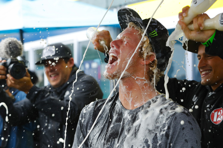 John John Florence: celebrating his first world title in 2016 | Photo: Poullenot/WSL