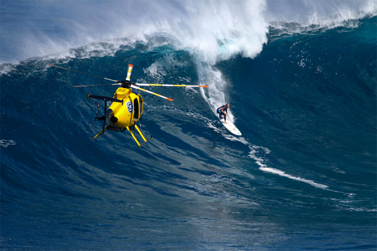 Keala Kennelly: taking on Jaws during the 2017 WSL Peahi Challenge | Photo: Lynton/WSL