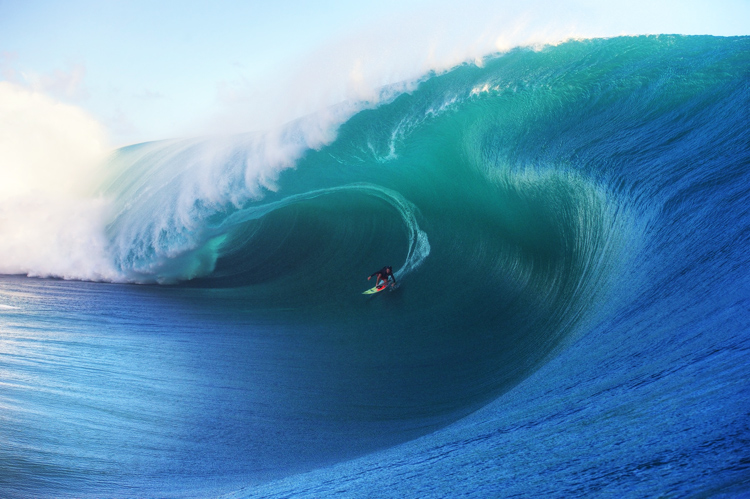 Keala Kennelly: the openly lesbian world champion surfer rides one of the best waves of her life at Teahupoo | Photo: McKenna/WSL