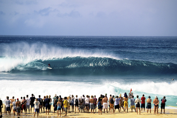 Kelly Slater: riding the barrel at the 2001 Pipeline Masters | Photo: Quiksilver