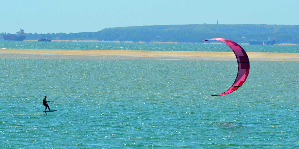 Kiteboard and Sail Size Chart: get the right board and kite for your weight and wind speed | Photo: Shutterstock