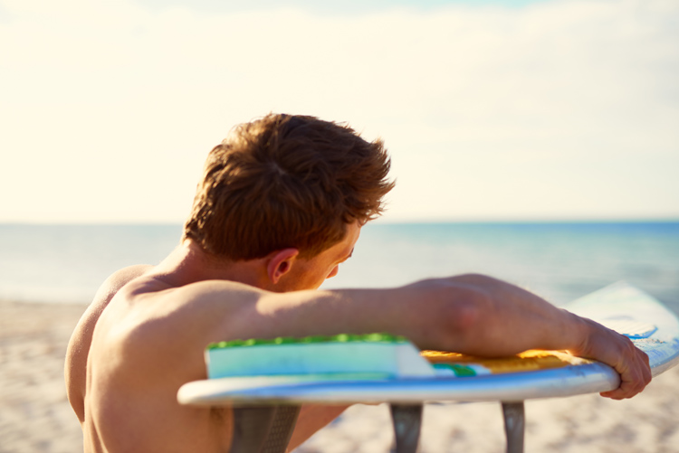 Kooks: measuring a wave using a surfboard can be considered kook behavior | Photo: Shutterstock