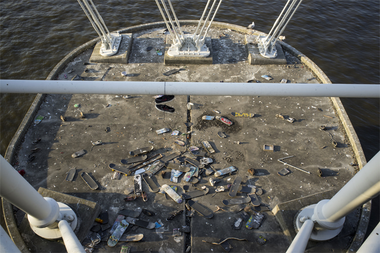 London: there's a skateboard graveyard near the Hungerford Bridge and Golden Jubilee Bridges | Photo: Luca Sartoni/Creative Commons