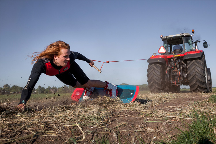 Mik Nieuwenhoff: who said you can't ride a wakeboard over soil? | Photo: WaxThat