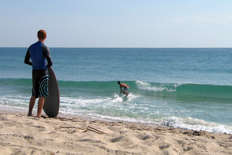 Monkey crawling: a skimboarding drop technique for thigh to waist-deep waters | Photo: placesaroundflorida.com/Creative Commons