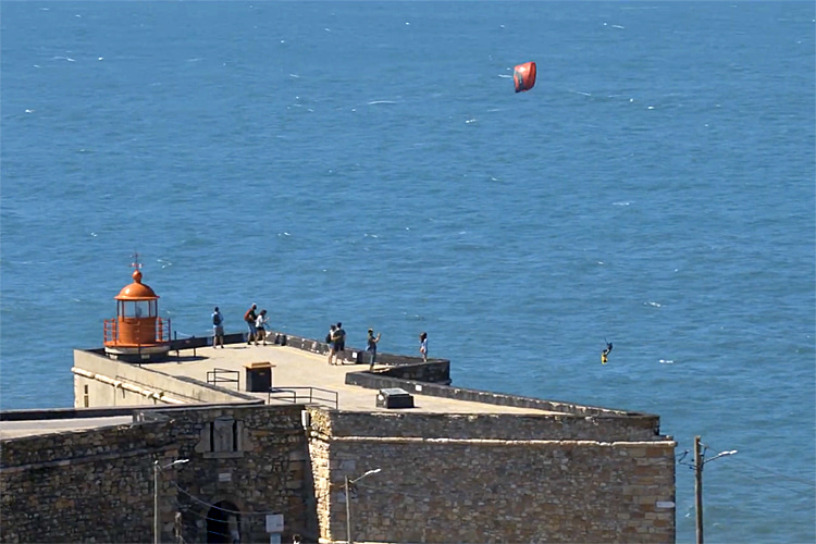 Nuno 'Stru' Figueiredo: he flew 80 meters above sea level in Praia do Norte