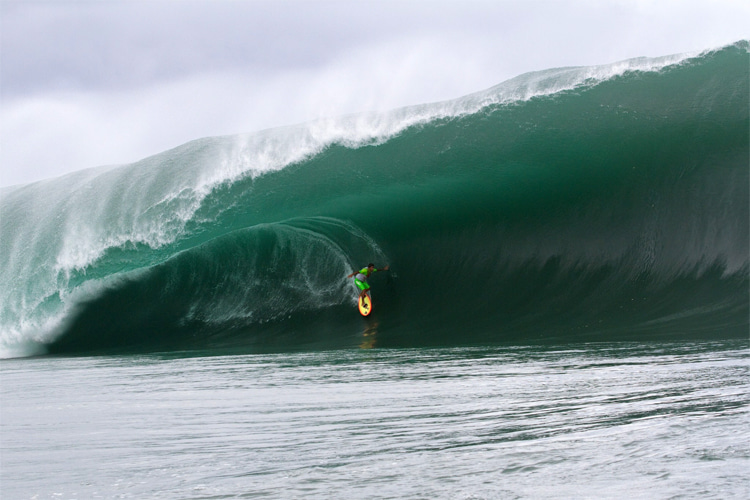 Pedro 'Scooby' Vianna: surfing the world's heaviest waves during Teahupoo's Code Red swell | Photo: WSL Brasil