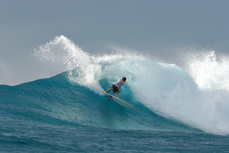 Surfing: staying hydrated prevents cramps | Photo: Shutterstock