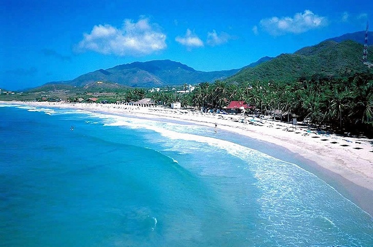 Playa Parguito: perfect waves in blue waters