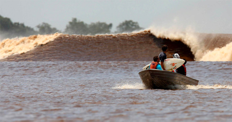 Pororoca: a dangerous river wave that should only be ridden with boat or jet ski support | Photo: Laus Archive