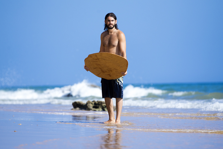 Skimboarding: learn how to master the run-drop-slide technique | Photo: Shutterstock