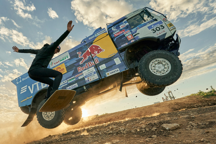 Nikita Martyanov: the Russian wakeboarder gets towed by Anton Shibalov's Kamaz truck | Photo: Red Bull