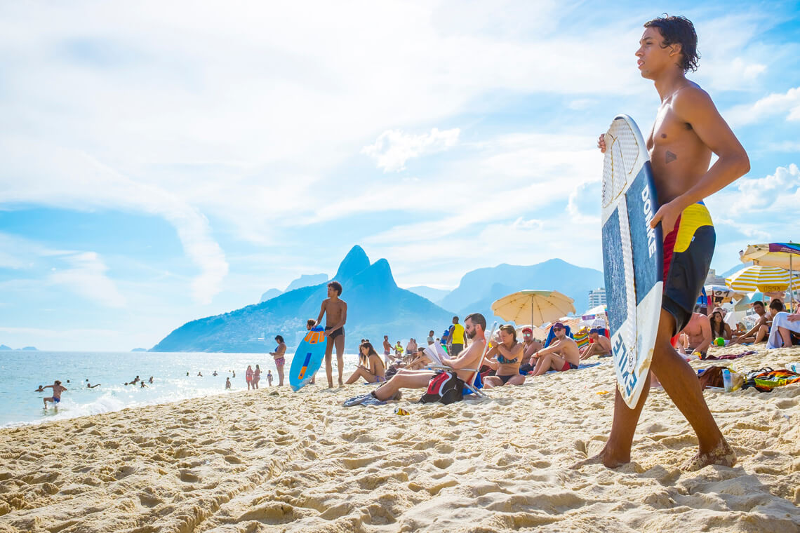 Skimboarding: there are two main types of skimboards: wood and foam planks | Photo: Shutterstock