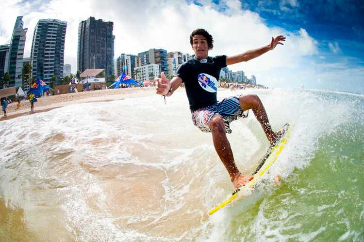 Wave skimming: foam skimboards made with carbon fiber are often the fastest | Photo: Red Bull