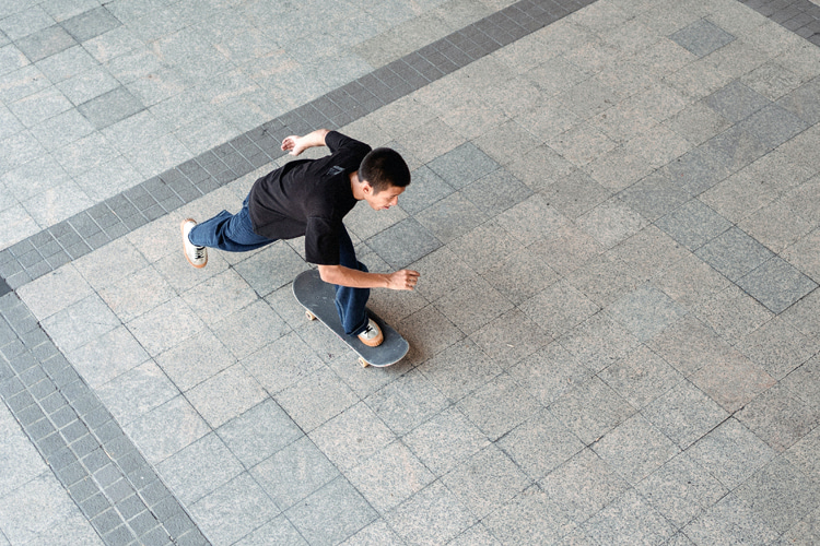 Skateboarding: there are several technical adjustments and riding styles you can adopt to increase your riding speed | Photo: Allan/Creative Commons