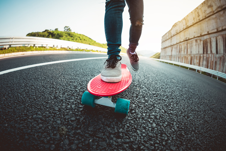 Skateboarding: first-timers should avoid riding with their front foot too close to the bolts | Photo: Shutterstock